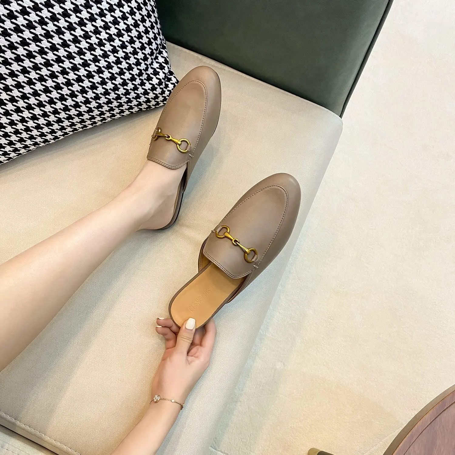 Fur Mules for Women Leather Mule Slides Buckle Mule Shoes Fluffy Furry Flat Mules Slipper